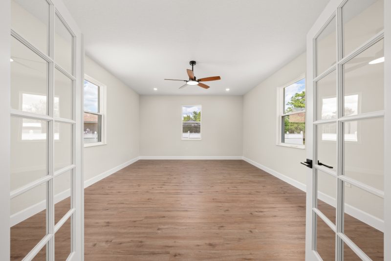 Oak bonus room with french doors